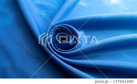 藍染めの布をイメージした深い青から淡い水色への滑らかなグラデーション 137681890