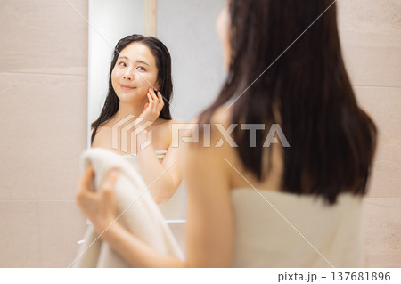 洗面所でスキンヘアケアをする女性　　 137681896