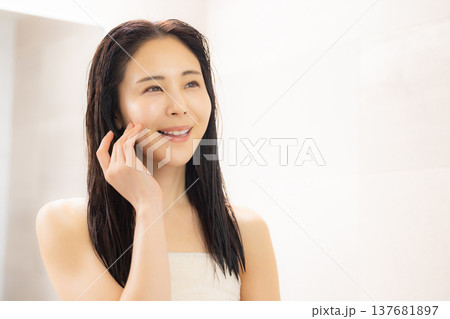 洗面所でスキンヘアケアをする女性　　 137681897