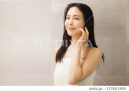洗面所でスキンヘアケアをする女性　　 137681900