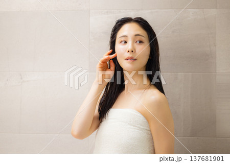 洗面所でスキンヘアケアをする女性　　 137681901