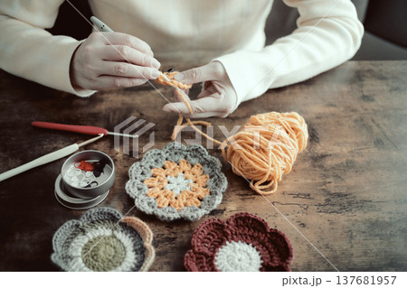 毛糸の編み物をする女性の手元と作品 毛糸の編み物をする女性の手元と作品 137681957