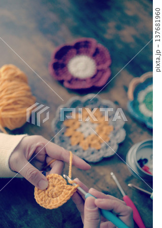 毛糸の編み物をする女性の手元と作品 毛糸の編み物をする女性の手元と作品 137681960