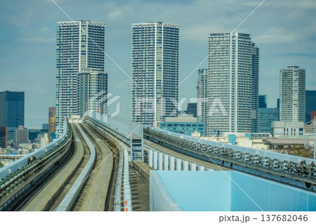 ゆりかもめの線路と東京の街並み ゆりかもめの線路と東京の街並み 137682046