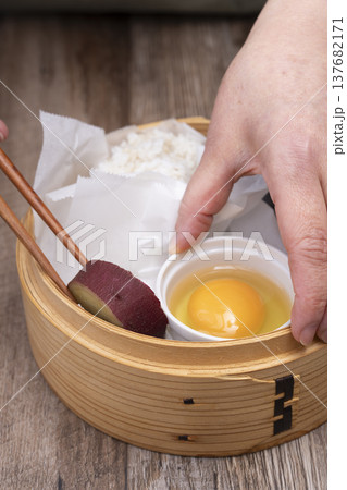 キッチッンでせいろで蒸す朝ごはんを作る 準備する キッチッンでせいろで蒸す朝ごはんを作る 準備する 137682171