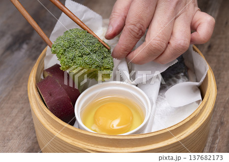 キッチッンでせいろで蒸す朝ごはんを作る 準備する キッチッンでせいろで蒸す朝ごはんを作る 準備する 137682173