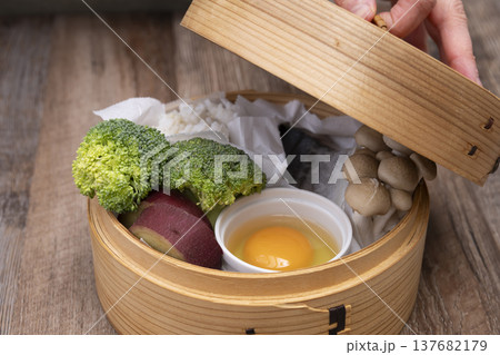 キッチッンでせいろで蒸す朝ごはんを作る 準備する 137682179