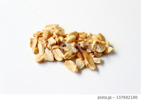 白背景の砕いたピーナッツ 137682180