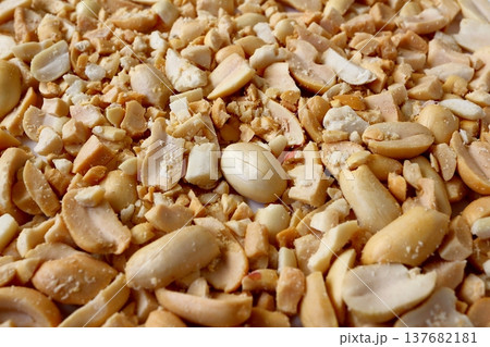 砕いたピーナッツ 137682181