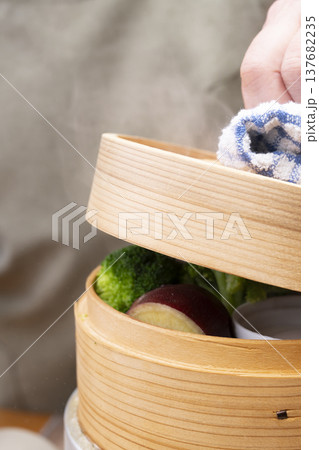 キッチッンでせいろで蒸す朝ごはんを作る 　せいろから出る蒸気　自然光 137682235