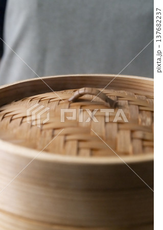 キッチッンでせいろで蒸す朝ごはんを作る せいろから出る蒸気 自然光 キッチッンでせいろで蒸す朝ごはんを作る せいろから出る蒸気 自然光 137682237