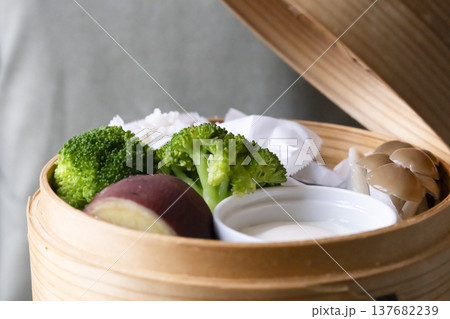 キッチッンでせいろで蒸す朝ごはんを作る 　せいろから出る蒸気　自然光 137682239