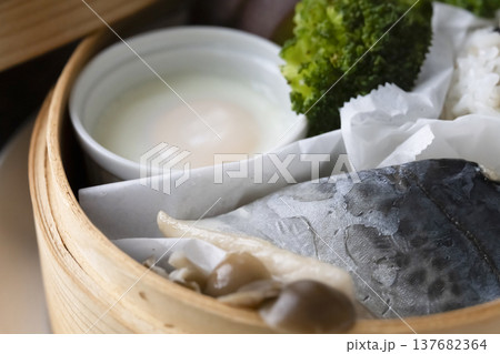 せいろで蒸した朝ごはん　自然光ブツ撮り 137682364