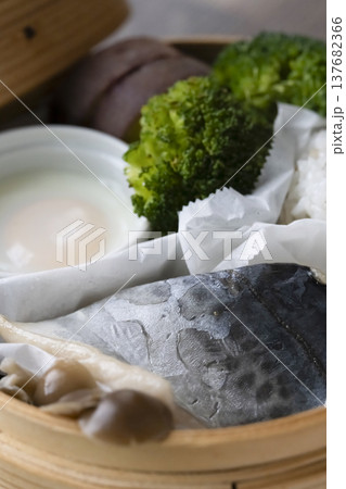 せいろで蒸した朝ごはん 自然光ブツ撮り せいろで蒸した朝ごはん 自然光ブツ撮り 137682366