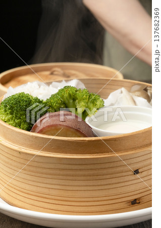 せいろで蒸した朝ごはん 湯気 せいろで蒸した朝ごはん 湯気 137682369
