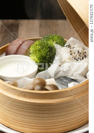 せいろで蒸した朝ごはん 湯気 せいろで蒸した朝ごはん 湯気 137682370