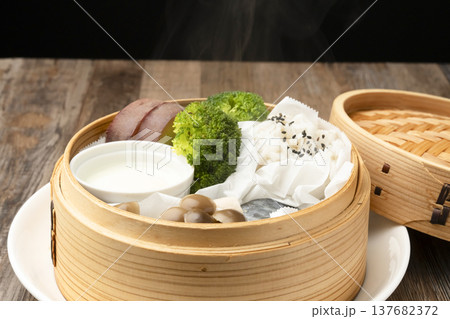 せいろで蒸した朝ごはん 湯気 せいろで蒸した朝ごはん 湯気 137682372