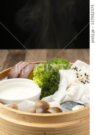 せいろで蒸した朝ごはん　湯気 137682374