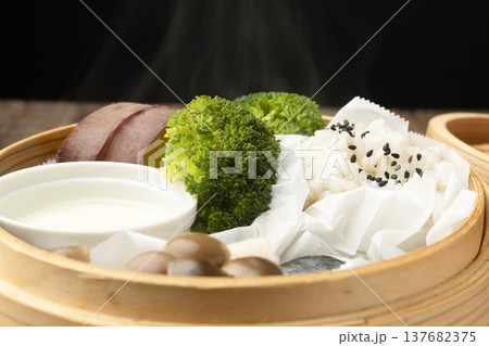 せいろで蒸した朝ごはん 湯気 せいろで蒸した朝ごはん 湯気 137682375