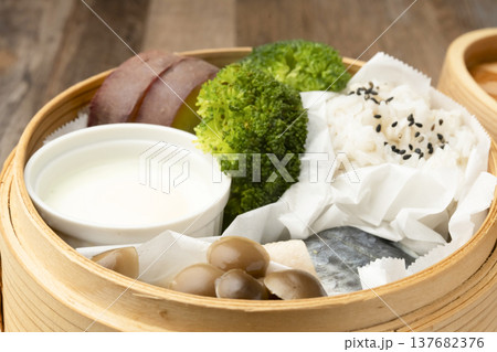 せいろで蒸した朝ごはん　湯気 137682376