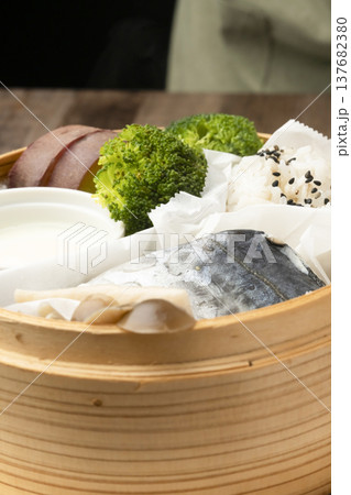 せいろで蒸した朝ごはん 湯気 せいろで蒸した朝ごはん 湯気 137682380