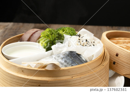 せいろで蒸した朝ごはん 湯気 せいろで蒸した朝ごはん 湯気 137682381