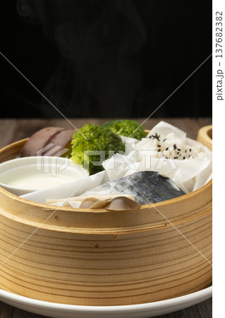 せいろで蒸した朝ごはん 湯気 せいろで蒸した朝ごはん 湯気 137682382