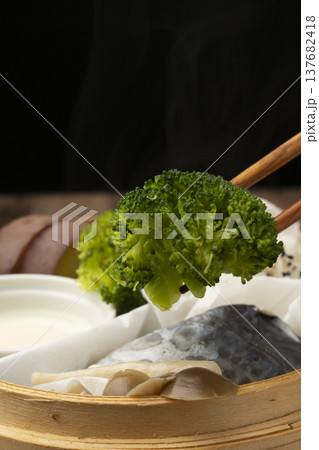 せいろで蒸した朝ごはん 箸で持ち上げる せいろで蒸した朝ごはん 箸で持ち上げる 137682418