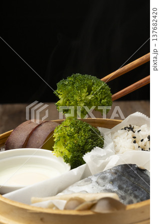 せいろで蒸した朝ごはん 箸で持ち上げる せいろで蒸した朝ごはん 箸で持ち上げる 137682420
