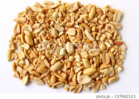 真上から見た白背景の砕いたピーナッツ 137682523