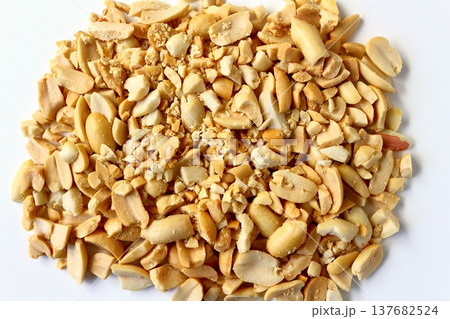 真上から見た白背景の砕いたピーナッツ 137682524