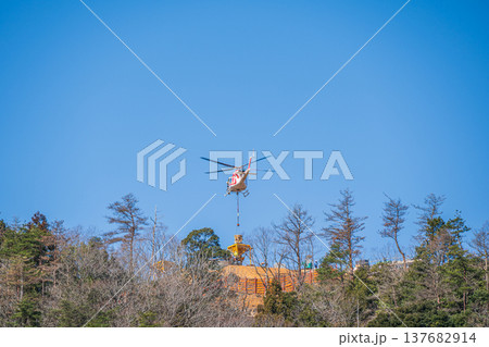 山の上で作業に従事するヘリコプター　滋賀県長浜市近江塩津 137682914