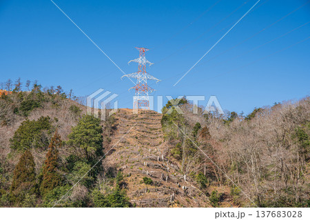 山の上に立つ送電線鉄塔　滋賀県長浜市近江塩津 137683028