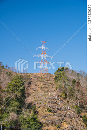 山の上に立つ送電線鉄塔　滋賀県長浜市近江塩津 137683029