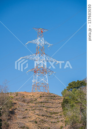山の上に立つ送電線鉄塔　滋賀県長浜市近江塩津 137683030