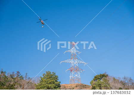 山の上に立つ送電線鉄塔　滋賀県長浜市近江塩津 137683032