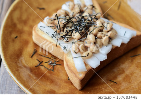 角食を使った大根ピクルスと海苔の納豆トースト 137683448