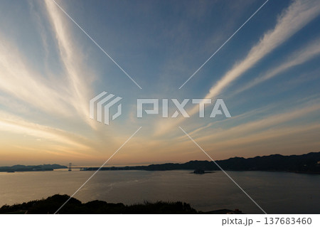 淡路島の南あわじ市福良から眺めた大鳴門橋(夕方) 淡路島の南あわじ市福良から眺めた大鳴門橋(夕方) 137683460
