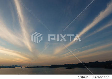 淡路島の南あわじ市福良から眺めた大鳴門橋(夕方) 淡路島の南あわじ市福良から眺めた大鳴門橋(夕方) 137683462