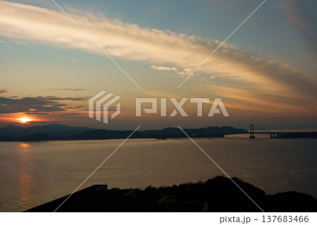 淡路島の南あわじ市福良から眺めた大鳴門橋(夕方) 淡路島の南あわじ市福良から眺めた大鳴門橋(夕方) 137683466