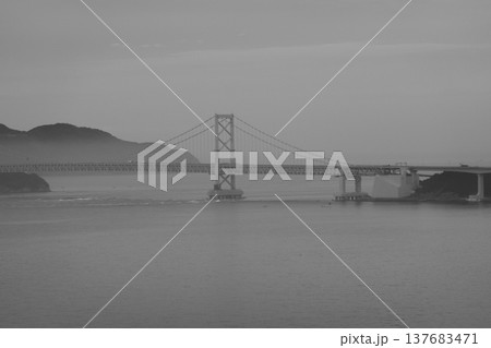 兵庫県と徳島県に掛かる大鳴門橋(モノクロ) 兵庫県と徳島県に掛かる大鳴門橋(モノクロ) 137683471