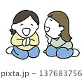 座っておしゃべりする女性たち 137683756