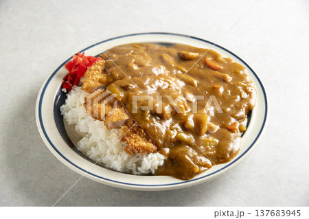 サクサクのカツカレー 。皿に盛り付けたトンカツとカレーライス  137683945