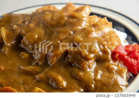 サクサクのカツカレー 。皿に盛り付けたトンカツとカレーライス サクサクのカツカレー 。皿に盛り付けたトンカツとカレーライス 137683949
