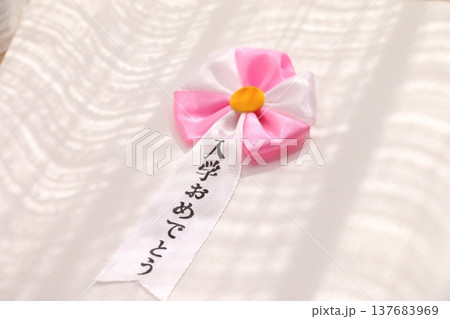 桜の花と入学式イメージ 桜の花と入学式イメージ 137683969
