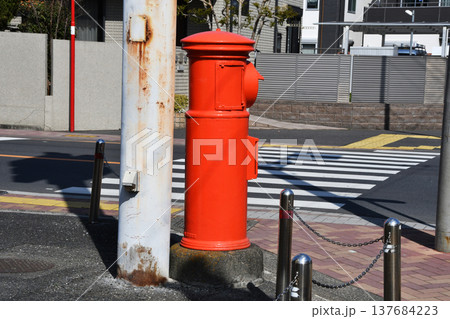 市街地のレトロ郵便ポスト_01 市街地のレトロ郵便ポスト_01 137684223