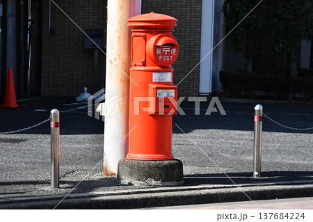 市街地のレトロ郵便ポスト_02 137684224