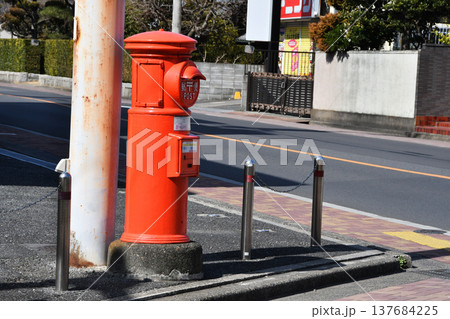 市街地のレトロ郵便ポスト_03 137684225