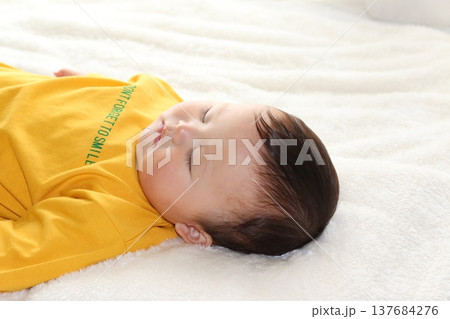 お昼寝する赤ちゃん お昼寝する赤ちゃん 137684276
