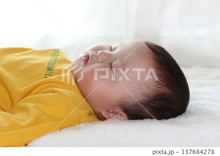お昼寝する赤ちゃん お昼寝する赤ちゃん 137684278